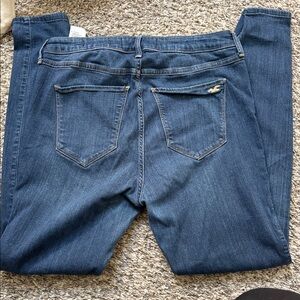 Hollister Curvy High Rise Jean 
Advanced stretch